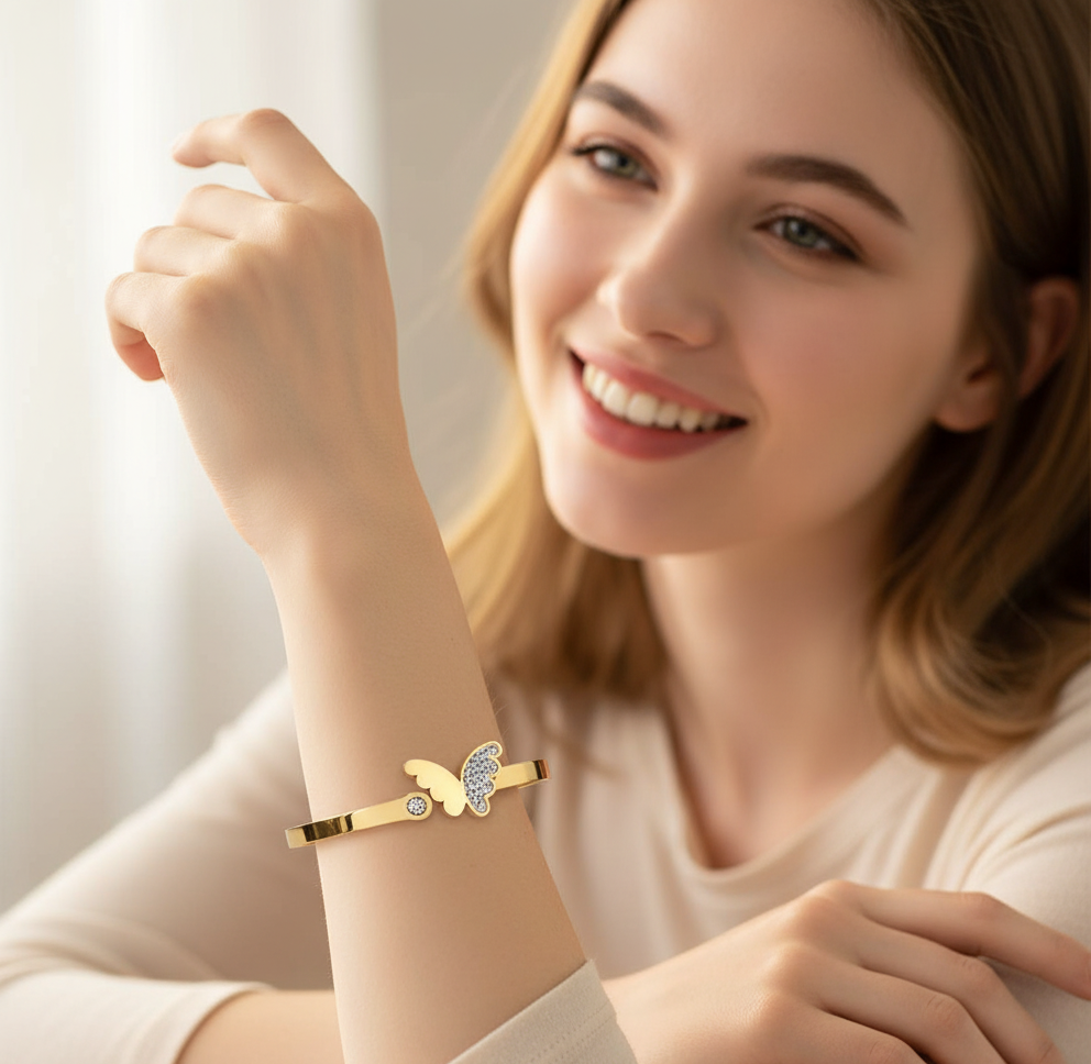 💎 Crystal Wing Bangle – Elegant Sparkling Bracelet 🌟🪽